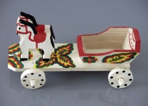 ludowa zabawka drewniana